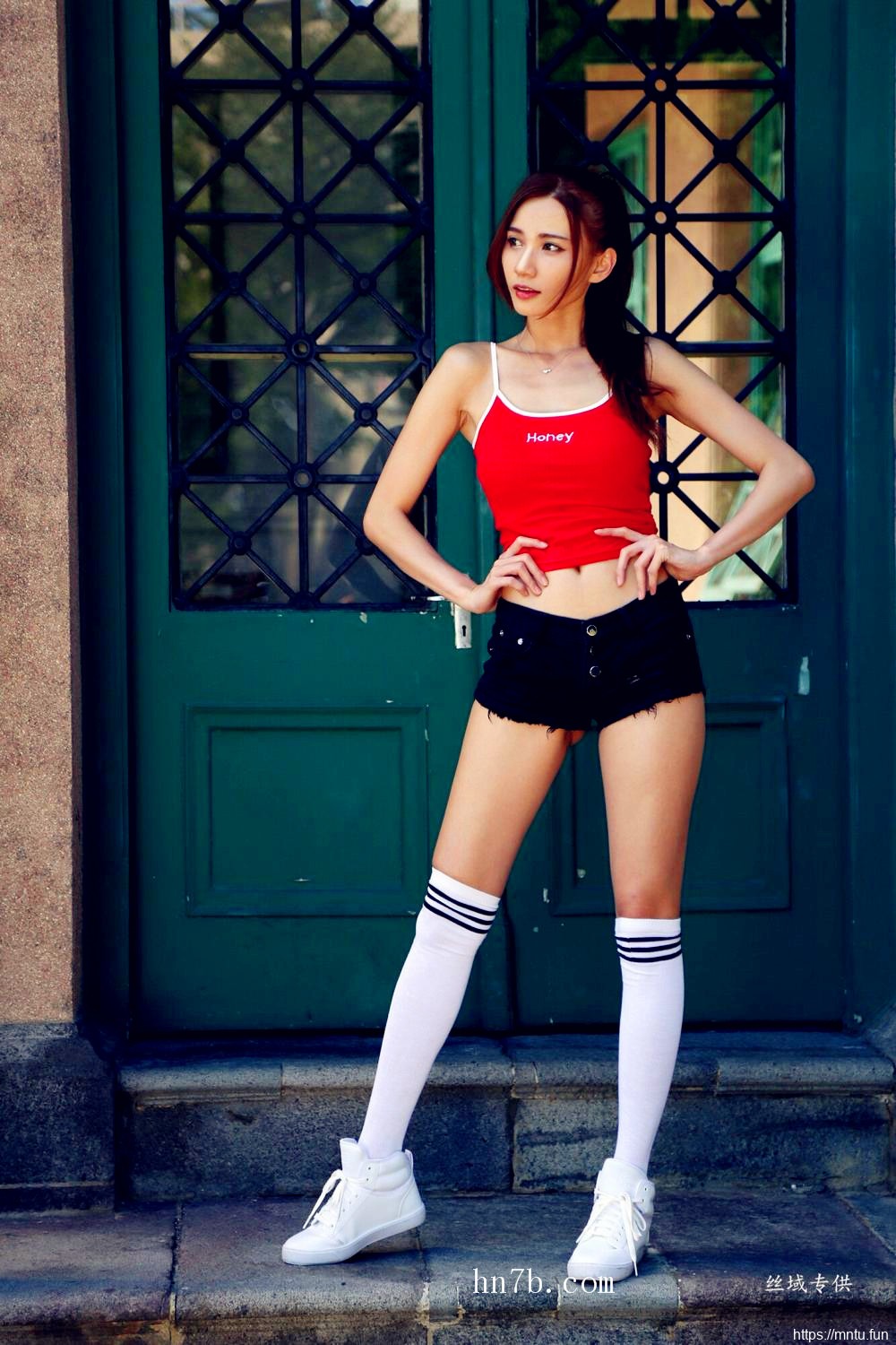 性感扭屁股美女蔡譯心透视内裤淫荡自摸乳房奶沟销魂图片