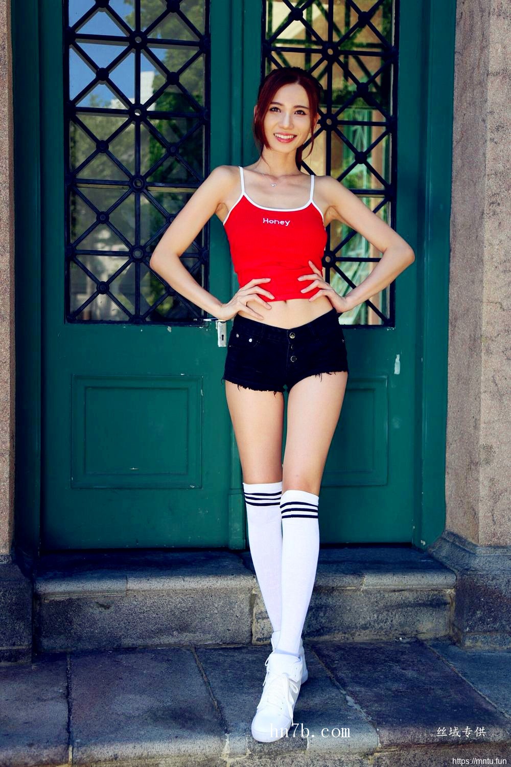 性感扭屁股美女蔡譯心透视内裤淫荡自摸乳房奶沟销魂图片