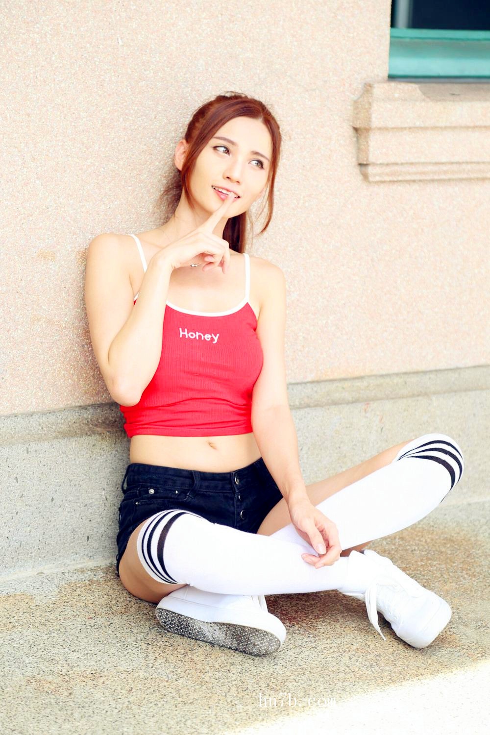 性感扭屁股美女蔡譯心透视内裤淫荡自摸乳房奶沟销魂图片