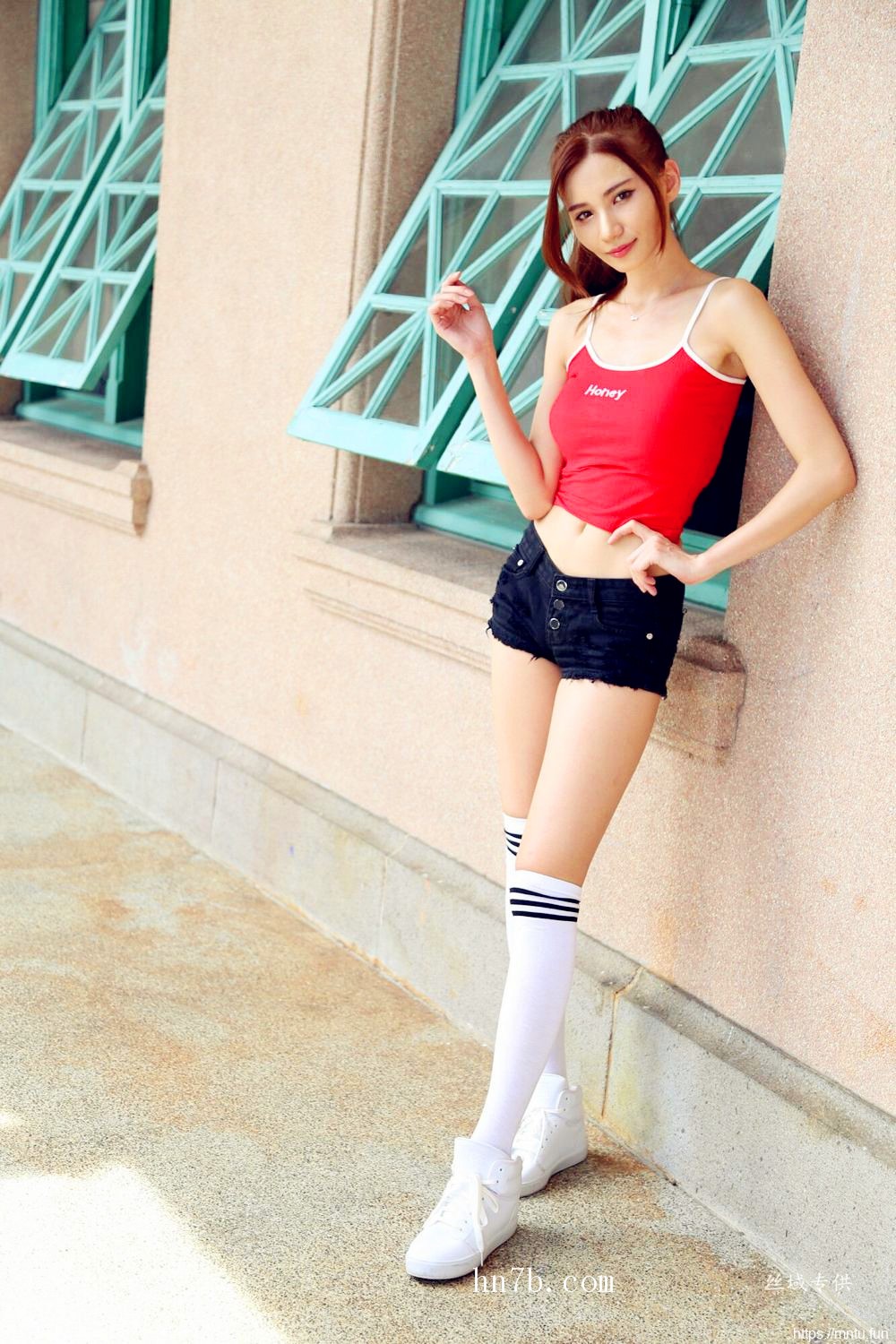 性感扭屁股美女蔡譯心透视内裤淫荡自摸乳房奶沟销魂图片