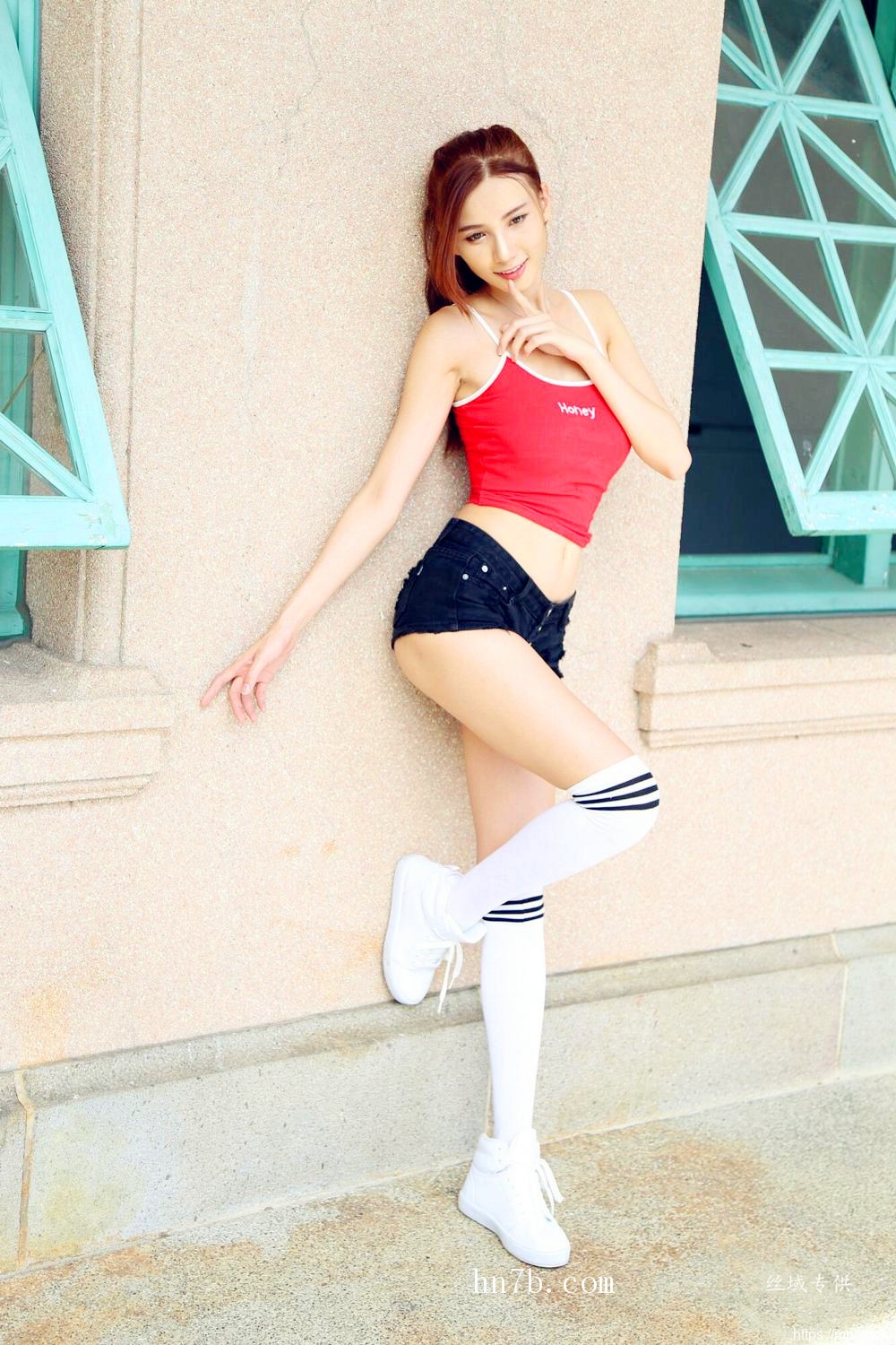 性感扭屁股美女蔡譯心透视内裤淫荡自摸乳房奶沟销魂图片