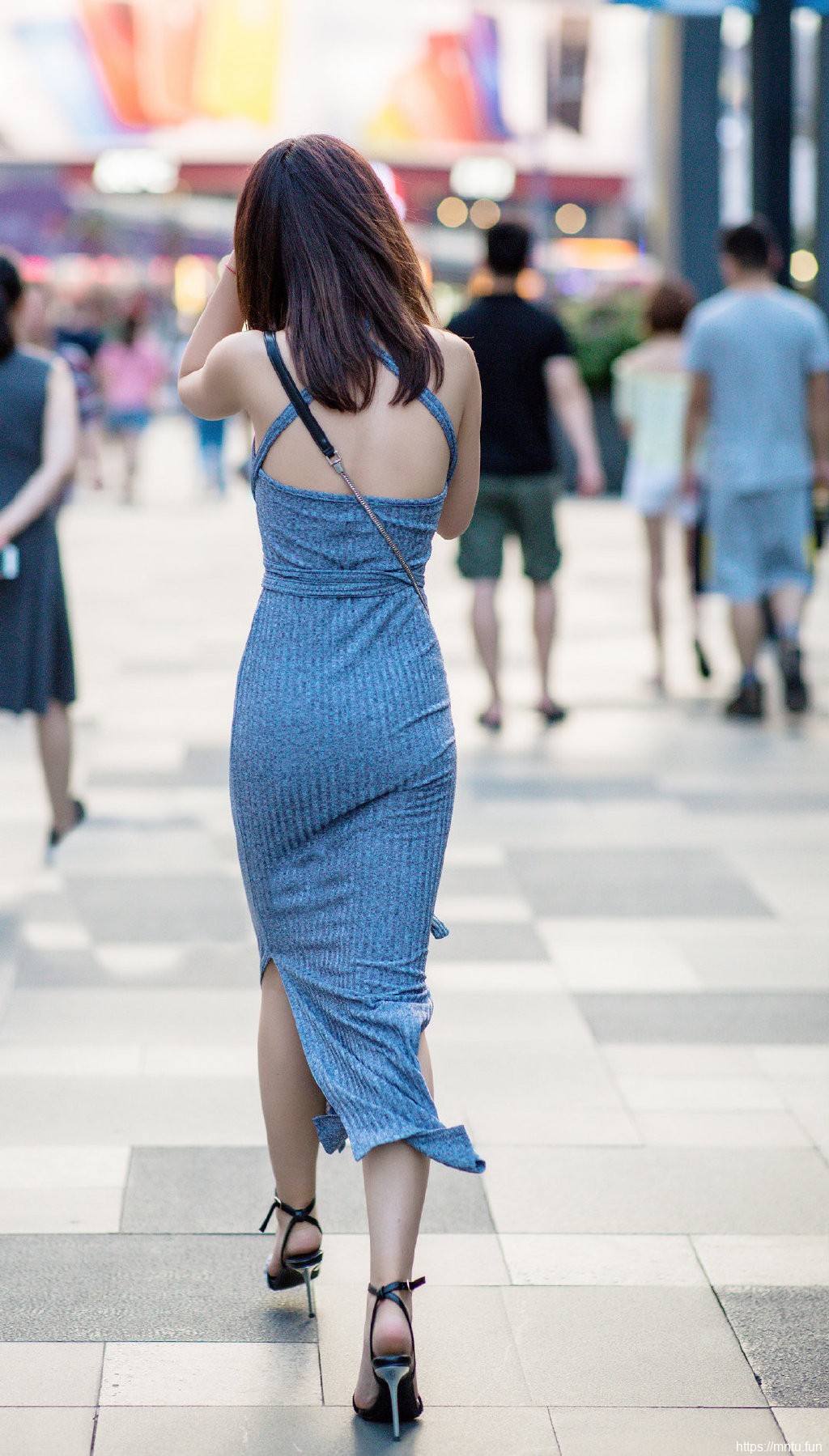 时尚街拍美女走光图片留着无悔的青春岁月