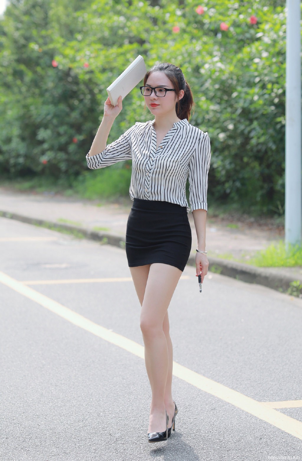 时尚街拍美女走光图片留着无悔的青春岁月