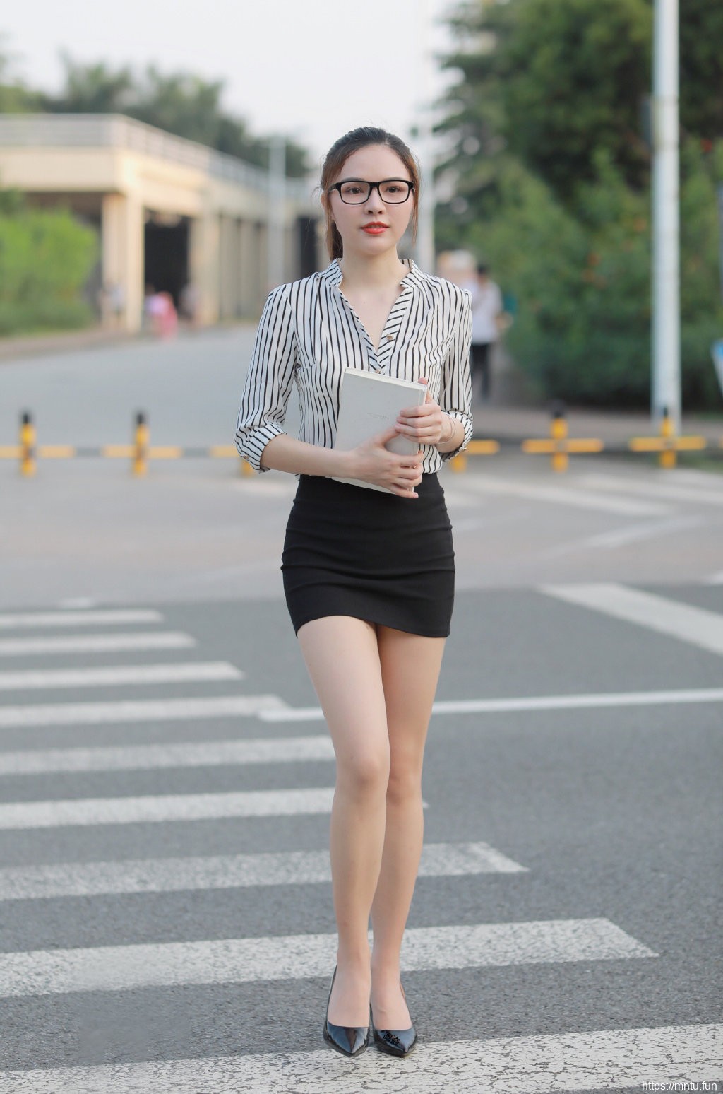 时尚街拍美女走光图片留着无悔的青春岁月