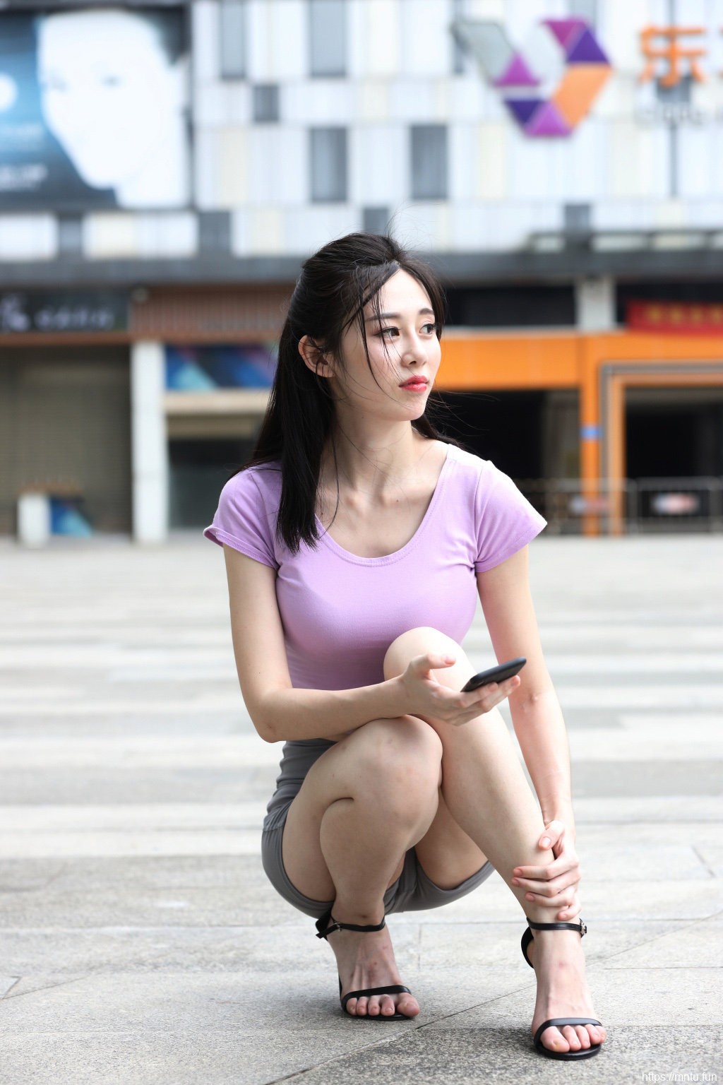 时尚街拍美女走光图片留着无悔的青春岁月