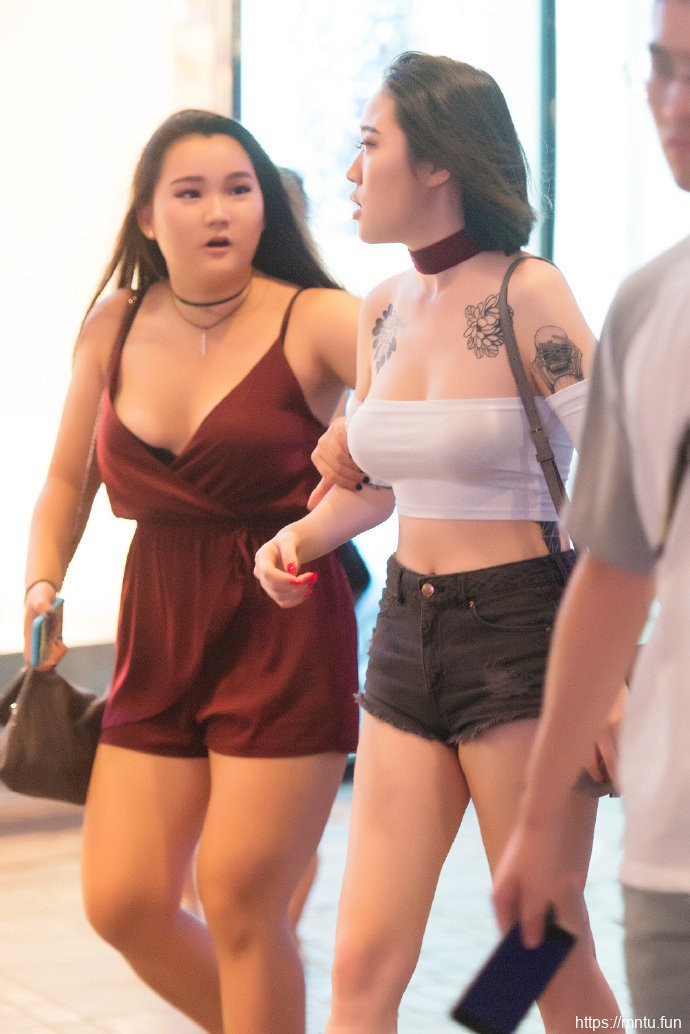 时尚街拍美女走光图片留着无悔的青春岁月