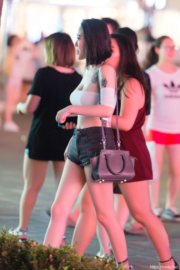 时尚街拍美女走光图片留着无悔的青春岁月