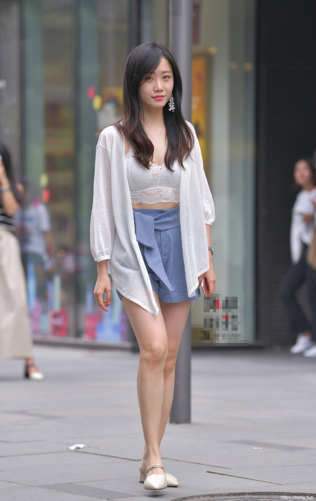 时尚街拍美女走光图片留着无悔的青春岁月