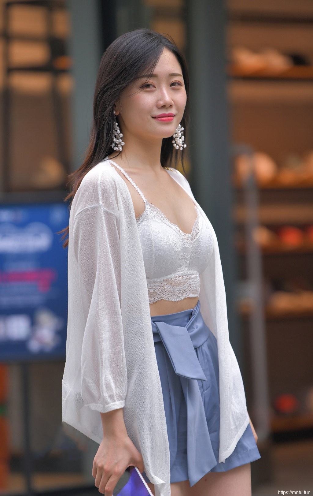 时尚街拍美女走光图片留着无悔的青春岁月