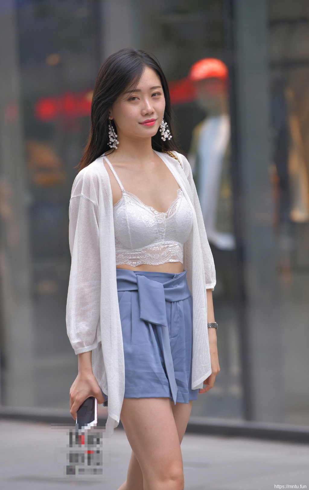 时尚街拍美女走光图片留着无悔的青春岁月