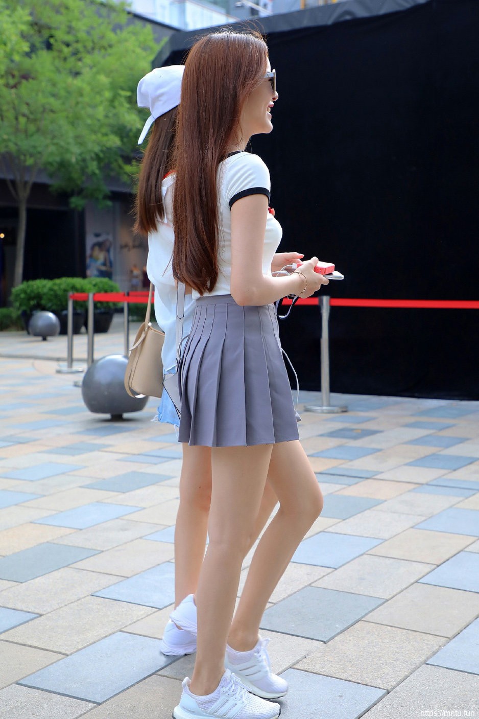 时尚街拍美女走光图片留着无悔的青春岁月