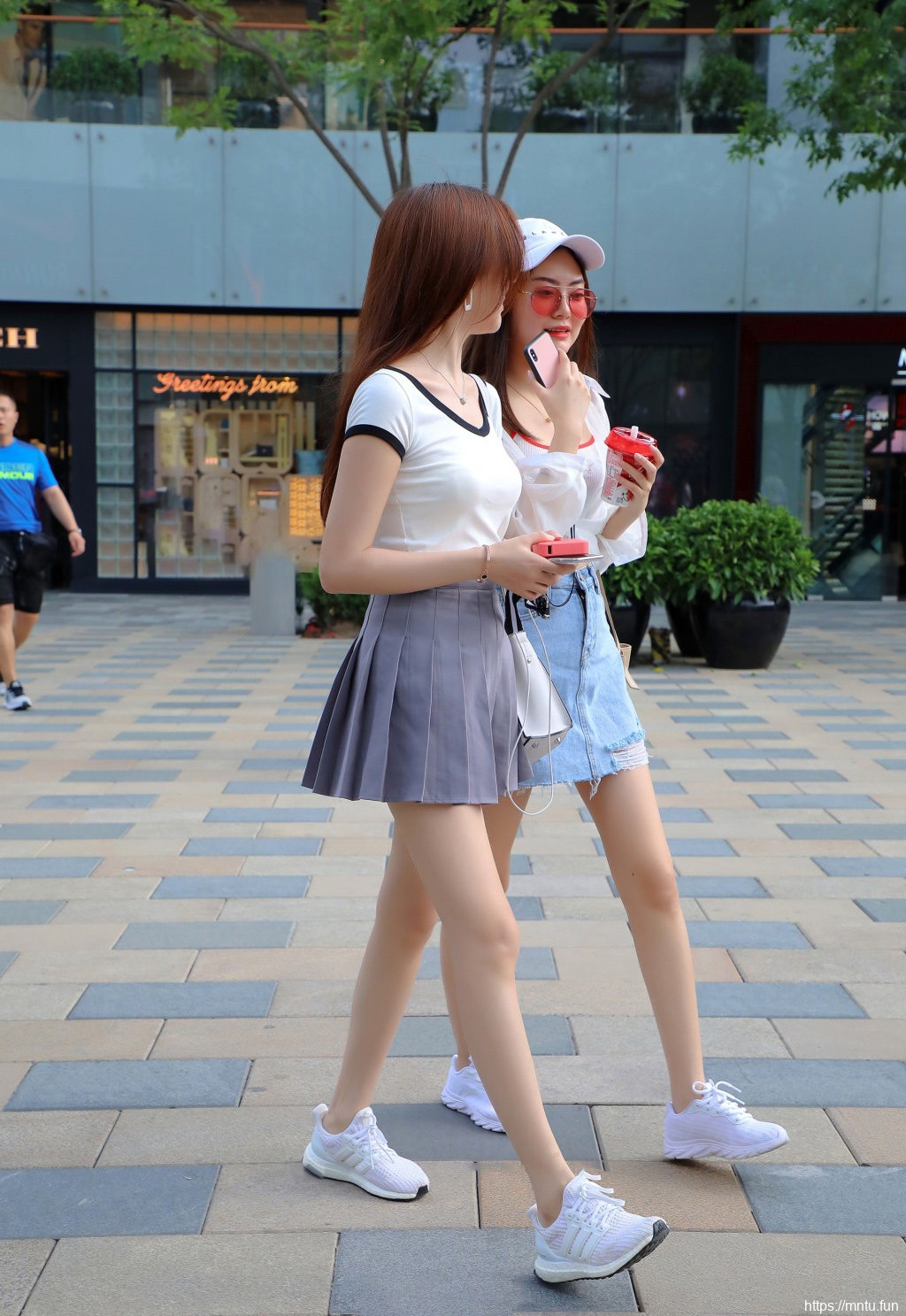 时尚街拍美女走光图片留着无悔的青春岁月