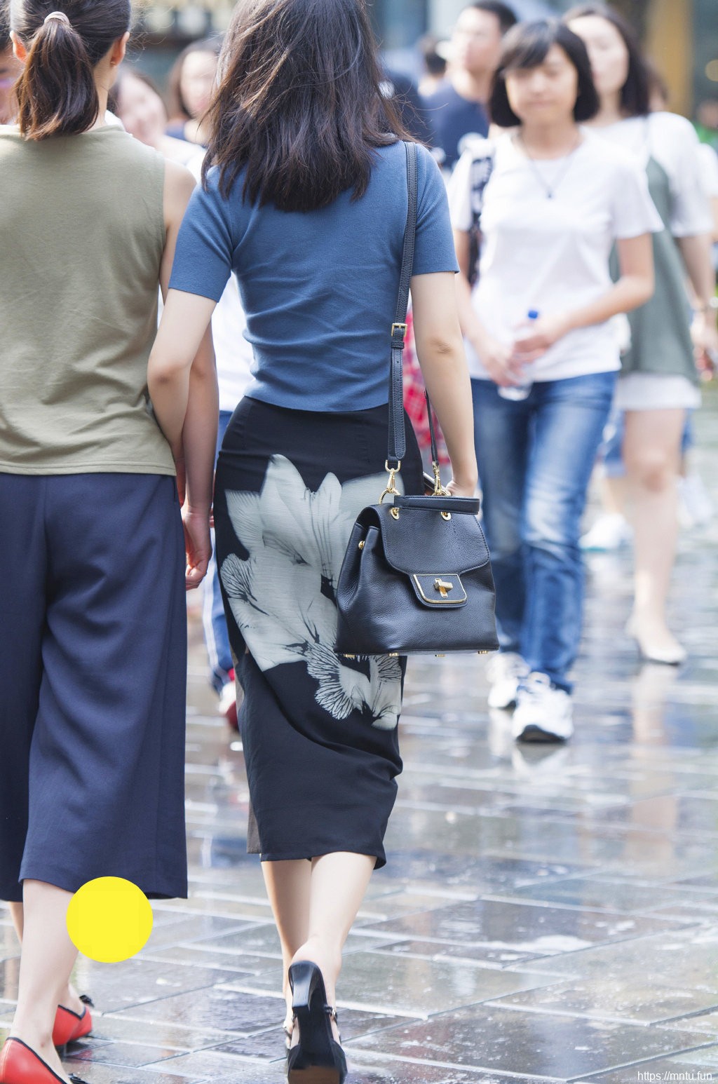 时尚街拍美女走光图片留着无悔的青春岁月