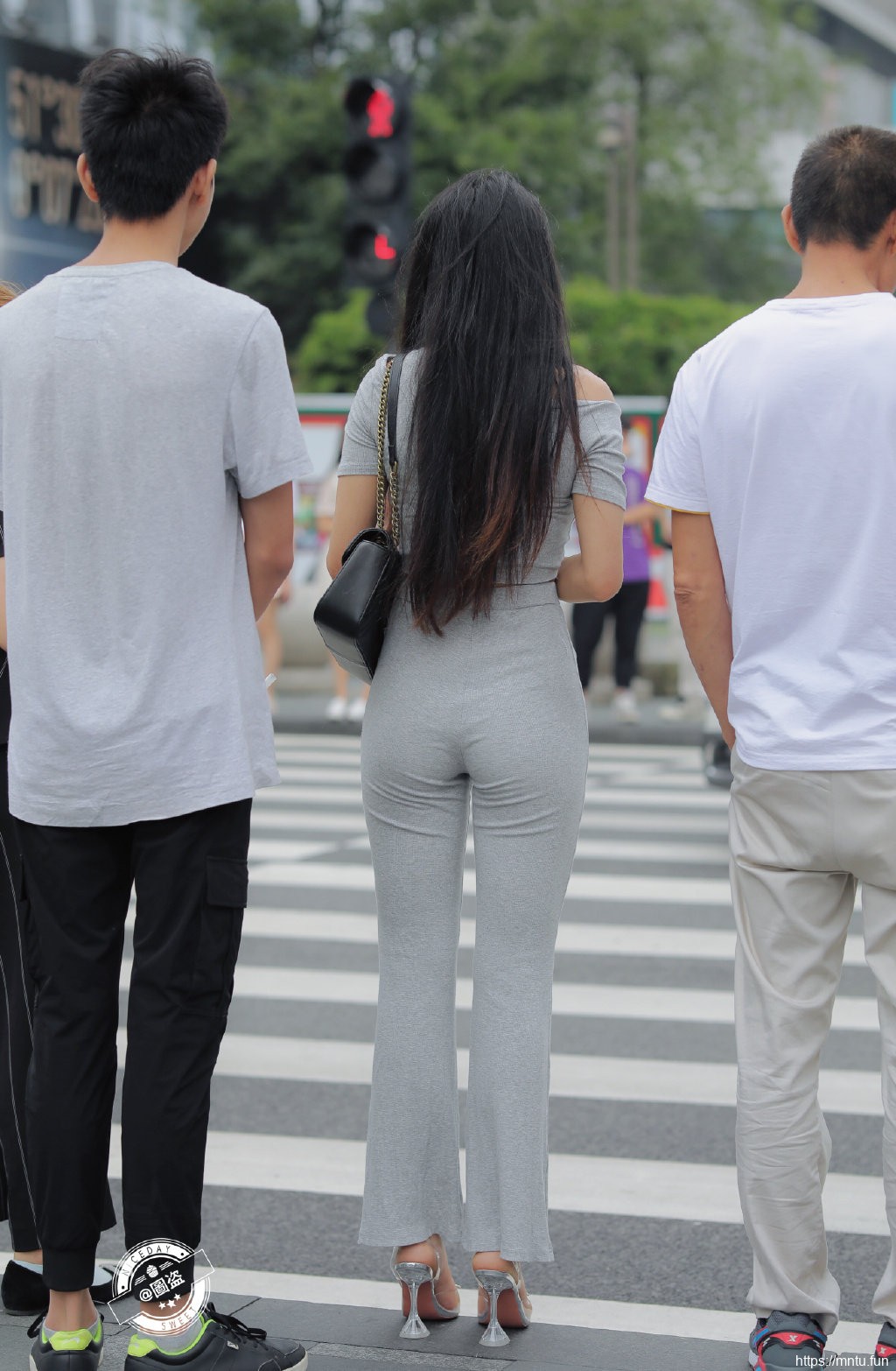 时尚街拍美女走光图片留着无悔的青春岁月