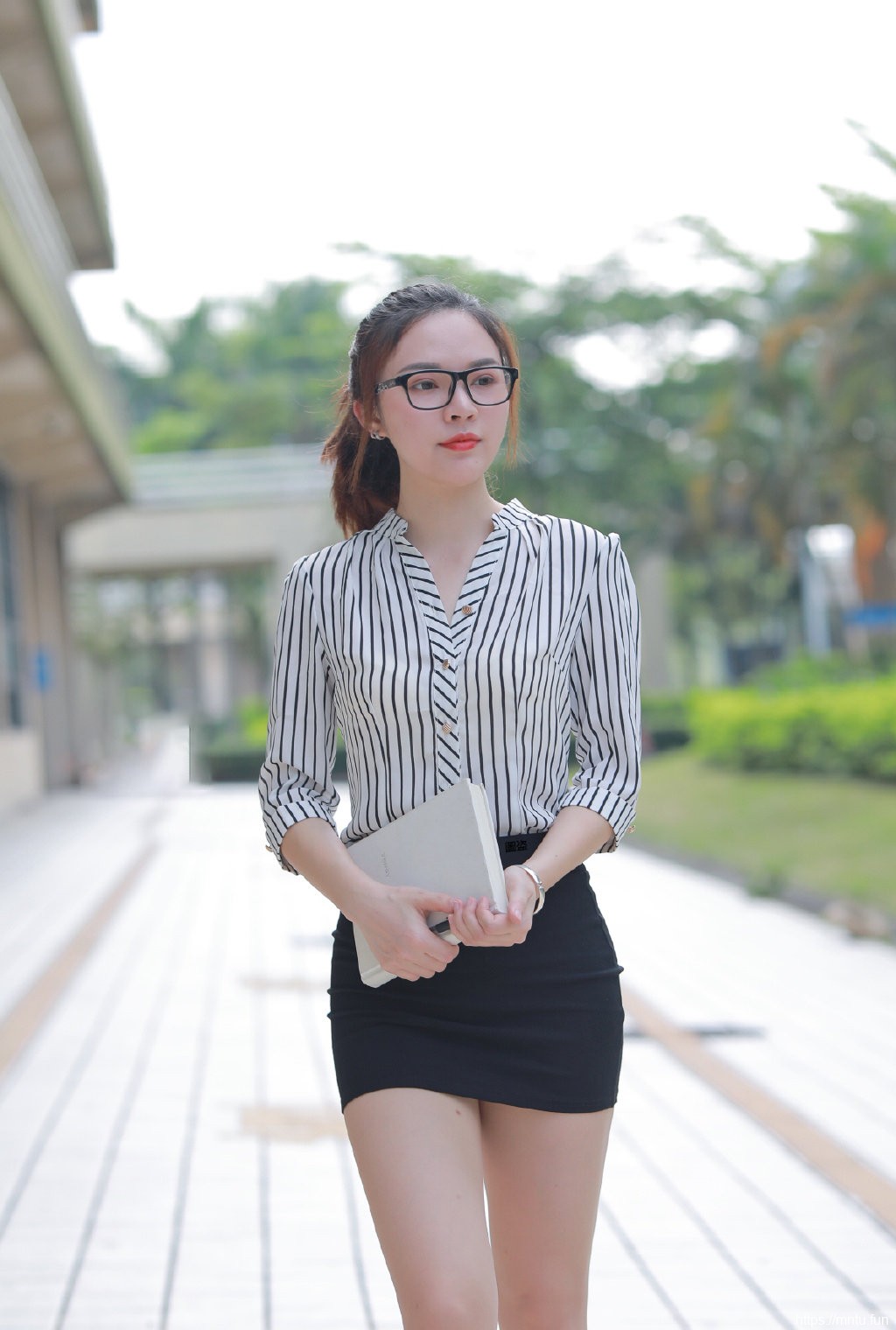 时尚街拍美女走光图片留着无悔的青春岁月