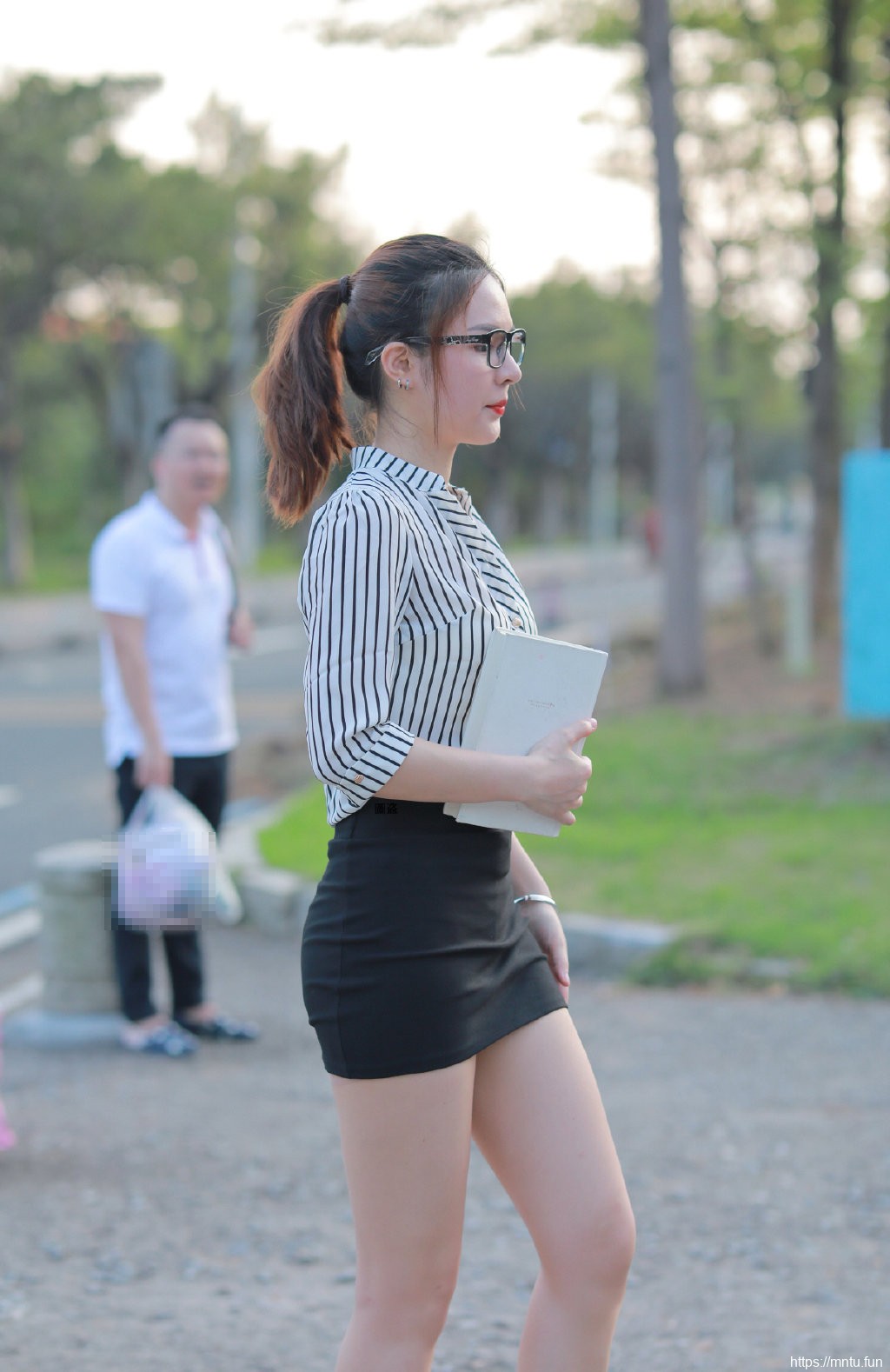 时尚街拍美女走光图片留着无悔的青春岁月