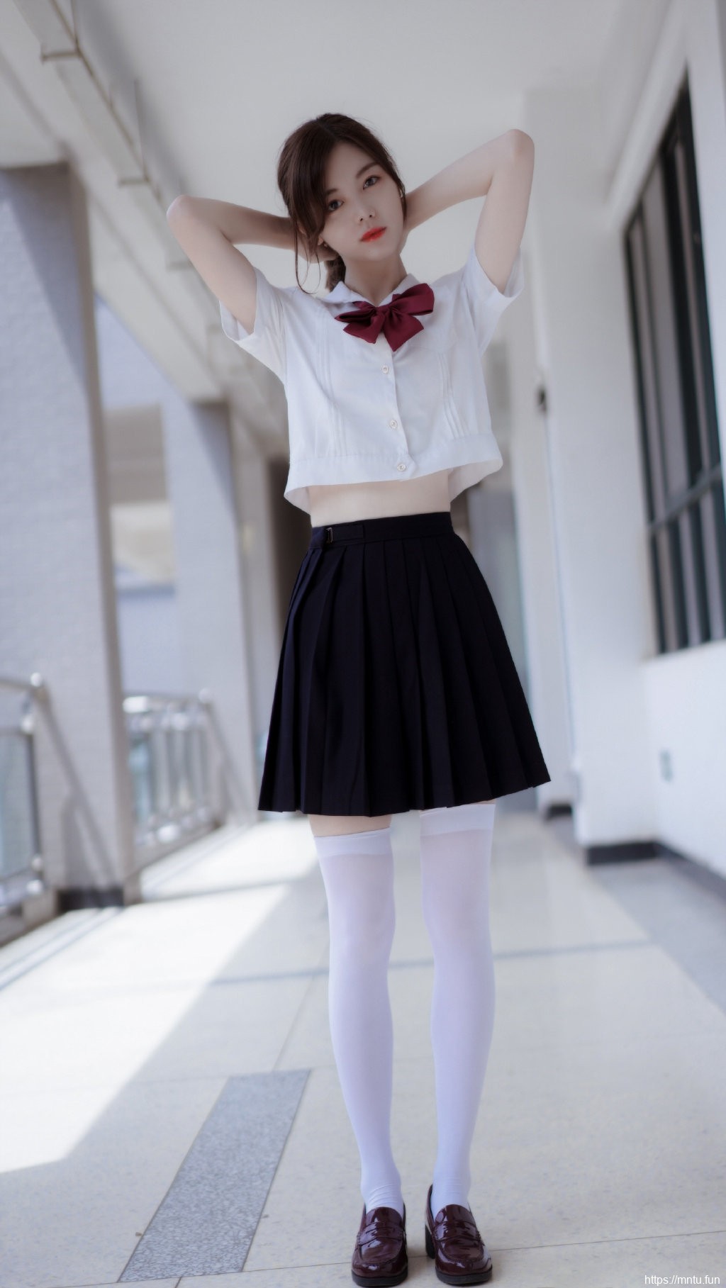 时尚街拍美女走光图片留着无悔的青春岁月