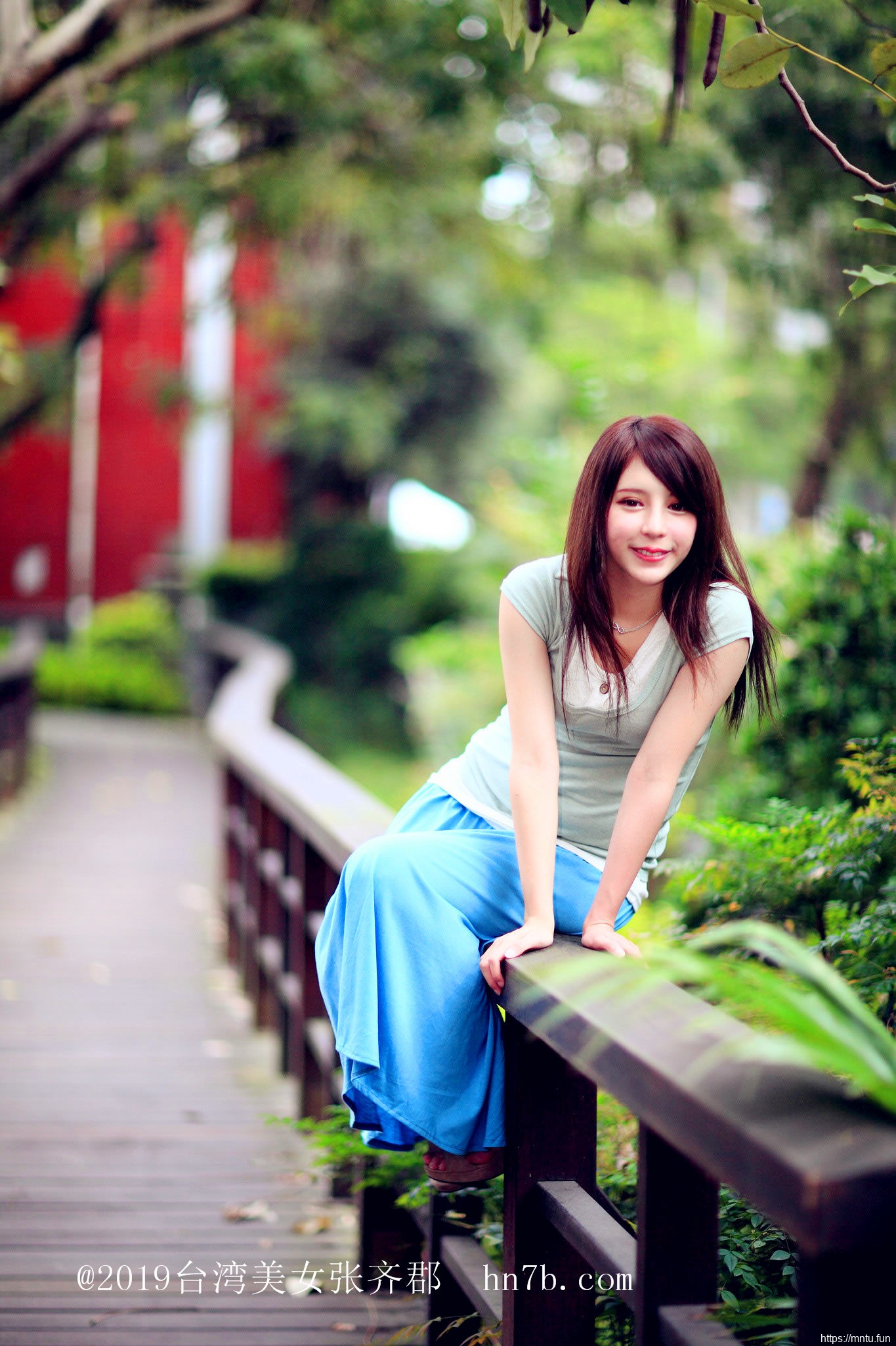 制服诱惑美女张齐郡丝袜美腿摄影