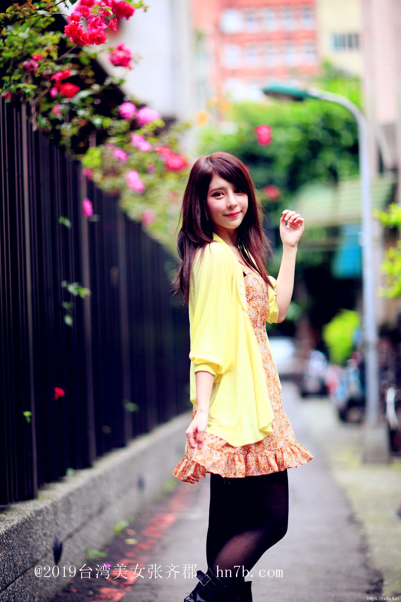 制服诱惑美女张齐郡丝袜美腿摄影