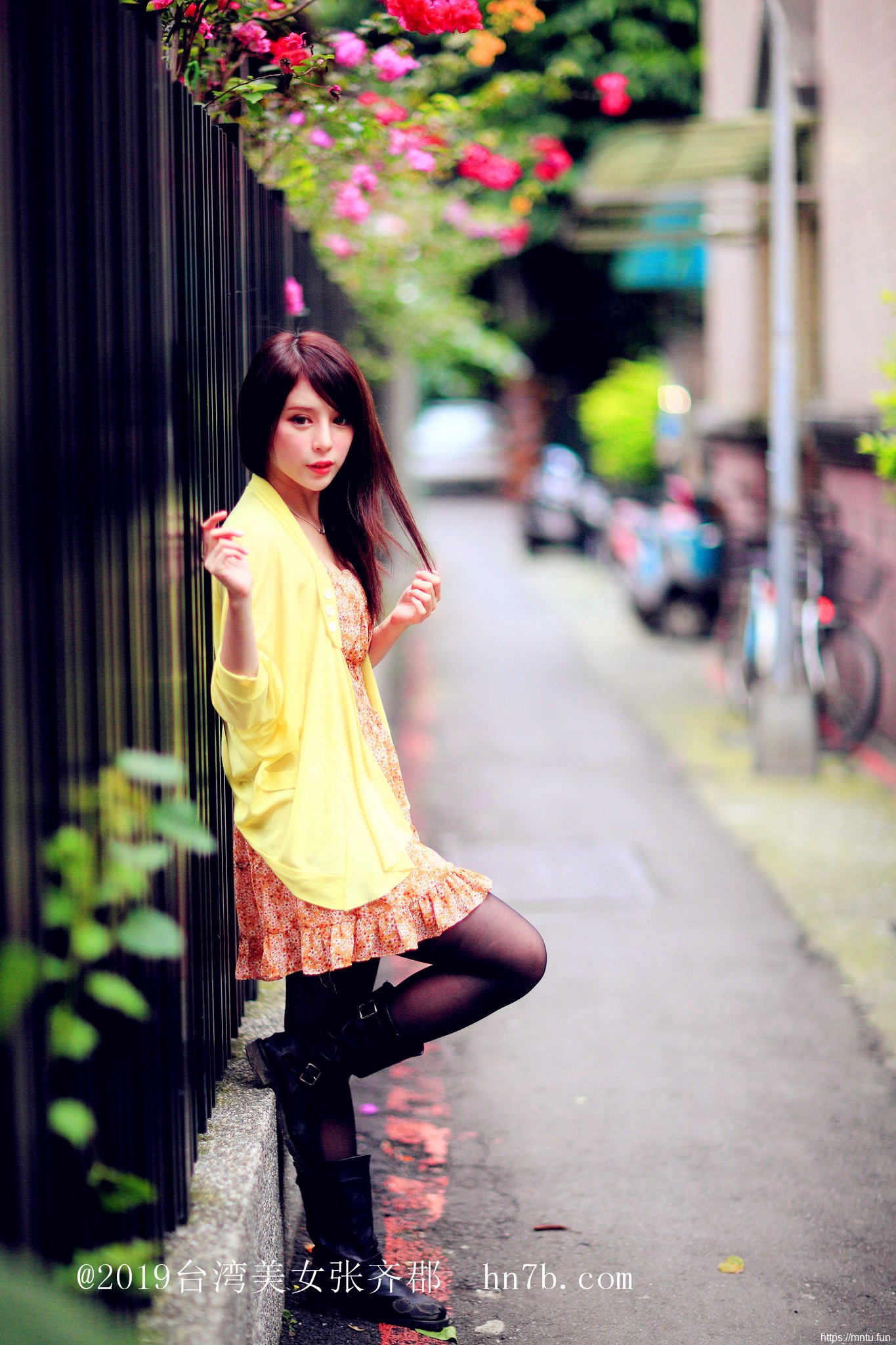 制服诱惑美女张齐郡丝袜美腿摄影