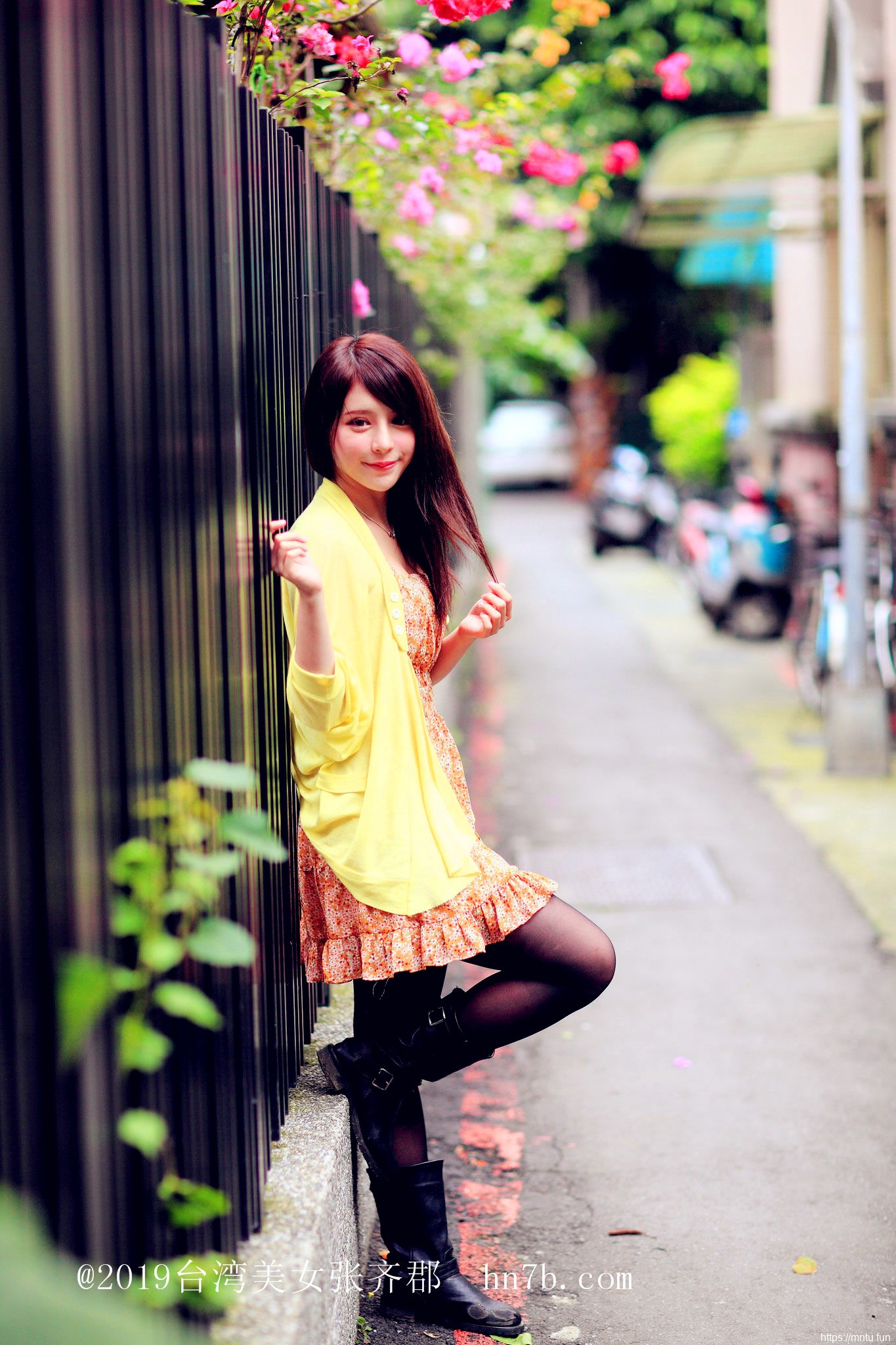 制服诱惑美女张齐郡丝袜美腿摄影