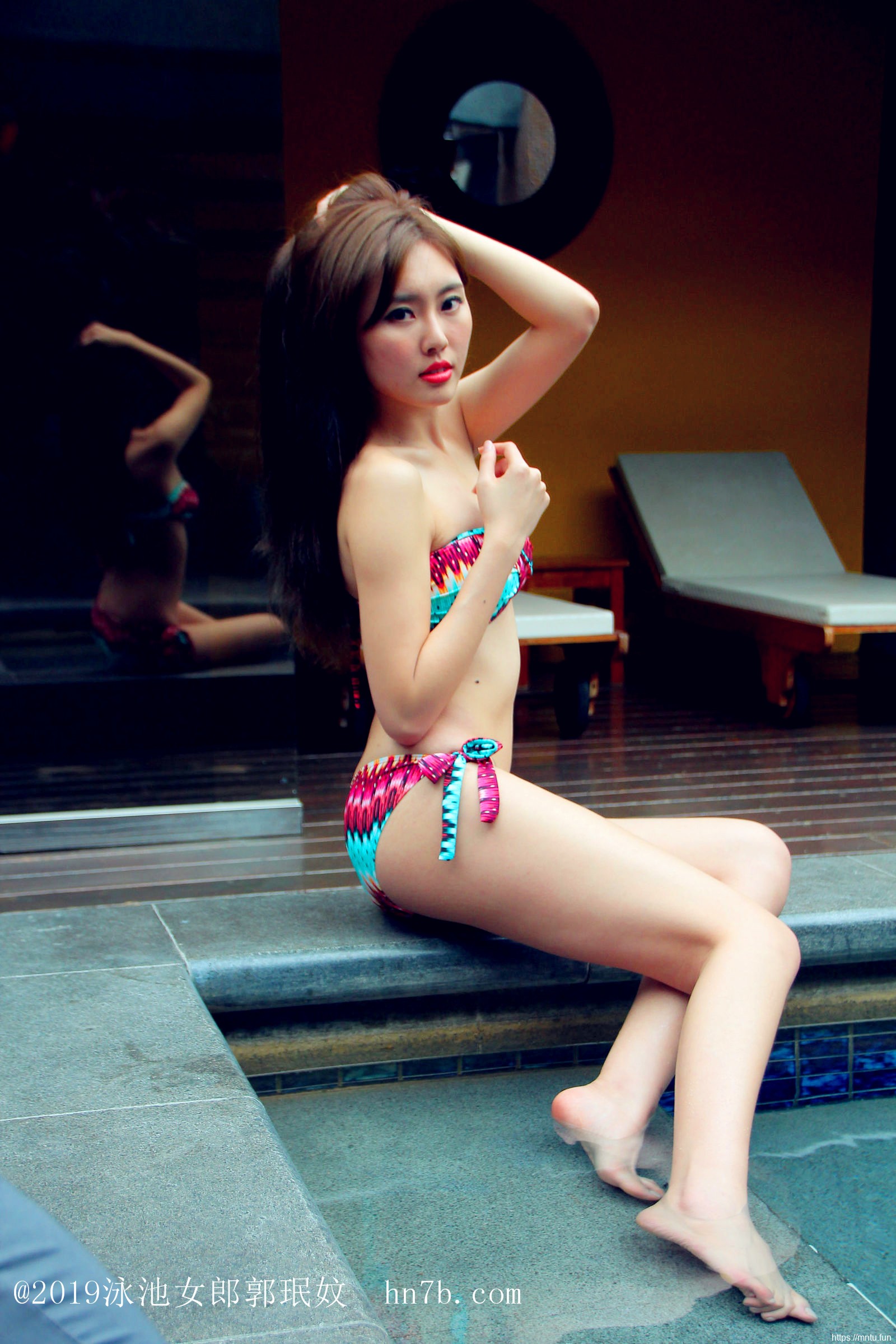 泳池女郎美女诱惑郭珉妏美女图片库