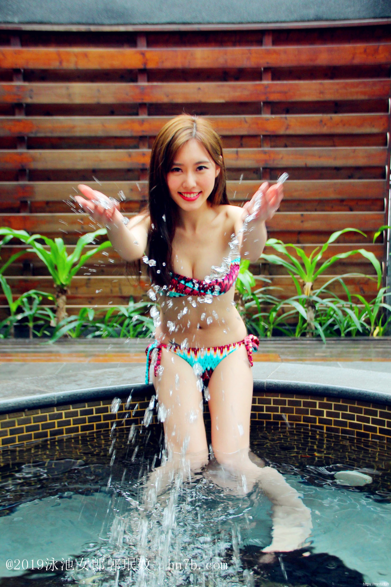 泳池女郎美女诱惑郭珉妏美女图片库