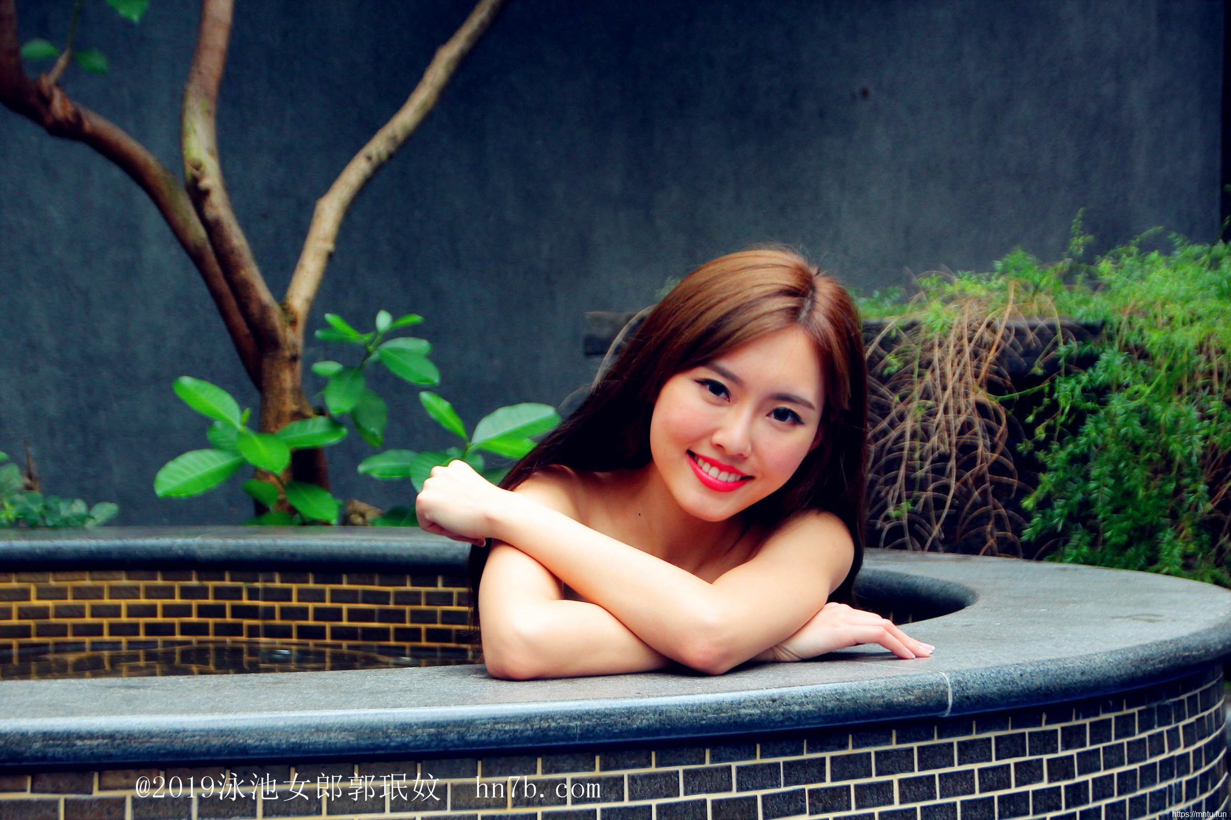 泳池女郎美女诱惑郭珉妏美女图片库