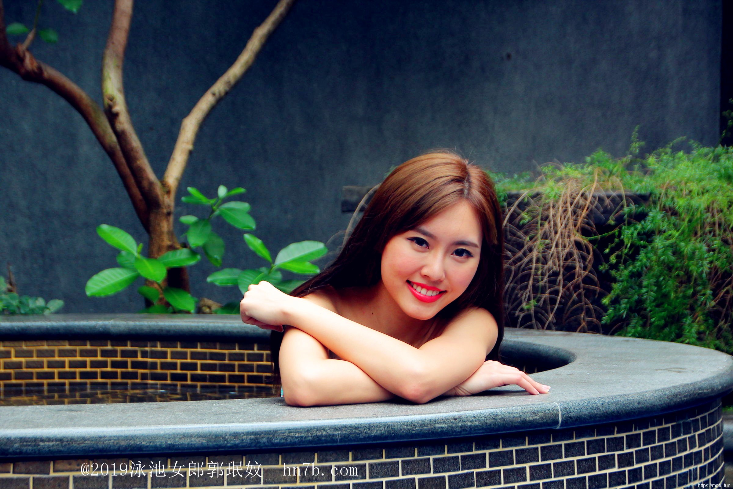 泳池女郎美女诱惑郭珉妏美女图片库