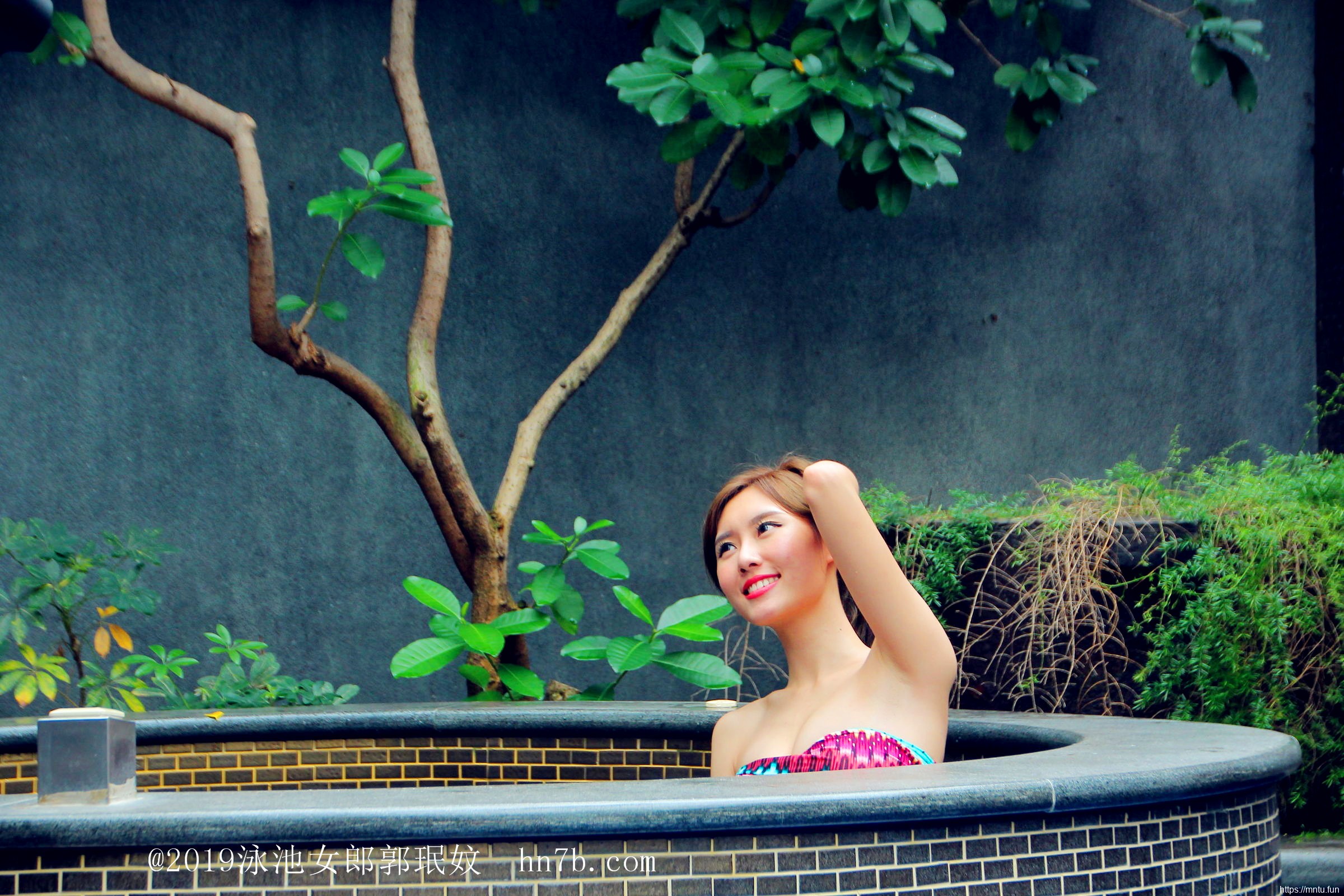 泳池女郎美女诱惑郭珉妏美女图片库