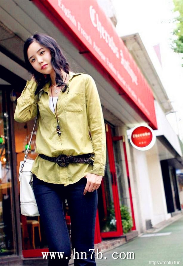 高挑靓丽韩版衬衫搭牛仔热裤长美腿美女摄影