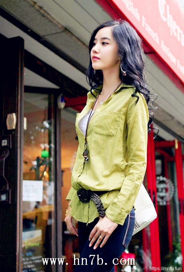高挑靓丽韩版衬衫搭牛仔热裤长美腿美女摄影