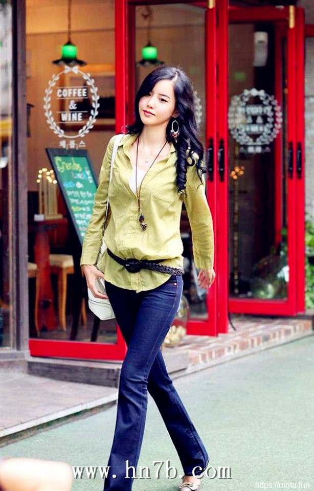 高挑靓丽韩版衬衫搭牛仔热裤长美腿美女摄影
