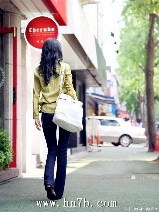 高挑靓丽韩版衬衫搭牛仔热裤长美腿美女摄影