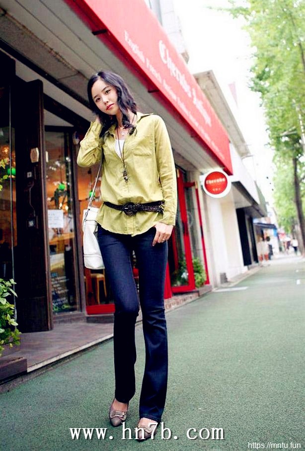 高挑靓丽韩版衬衫搭牛仔热裤长美腿美女摄影