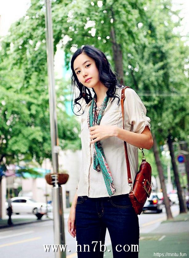 高挑靓丽韩版衬衫搭牛仔热裤长美腿美女摄影