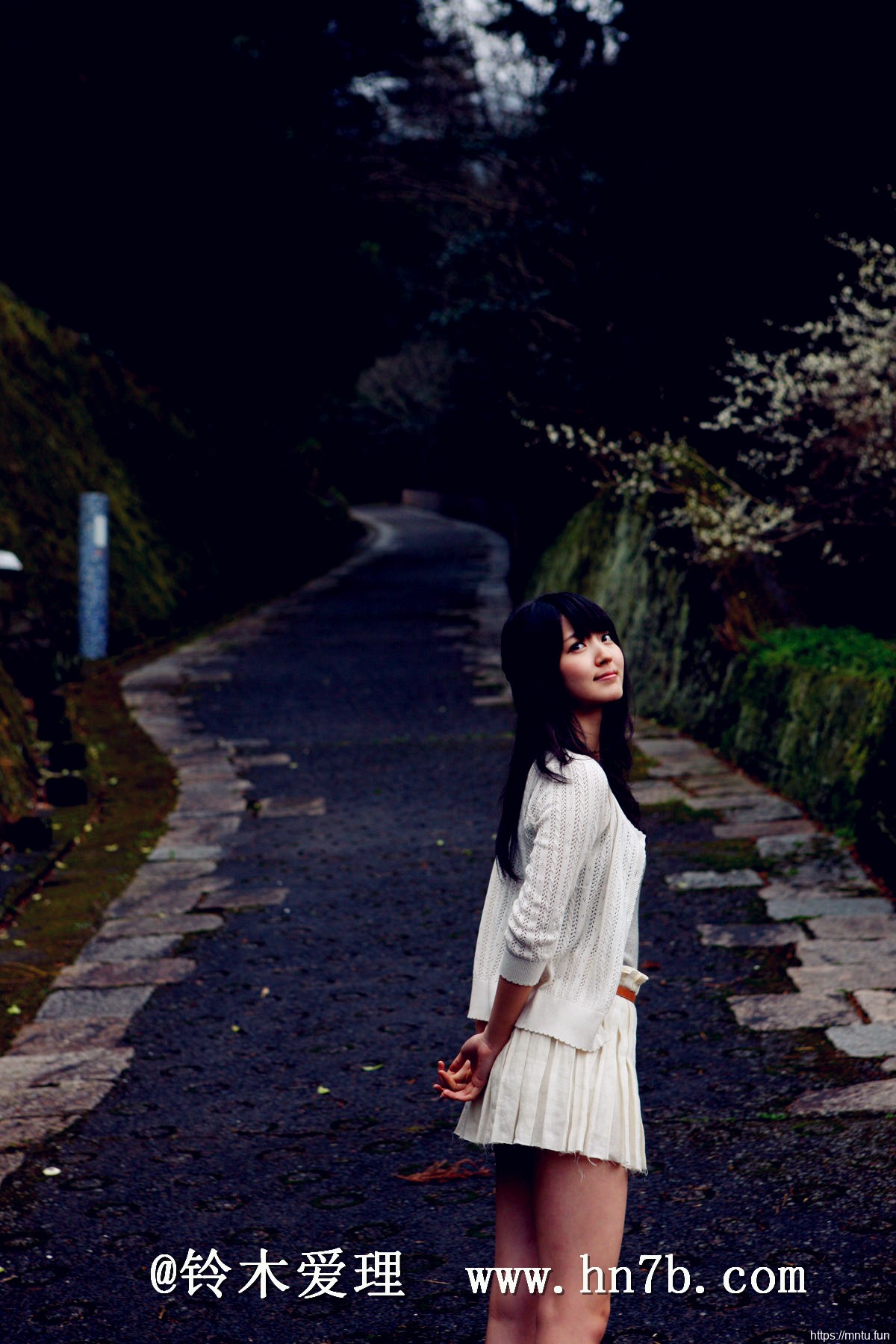 清新极品女神气质养眼美女铃木爱理户外摄影