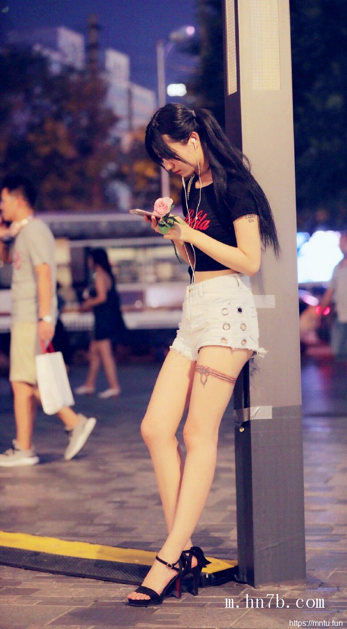 成熟街拍美女艺术图片大全