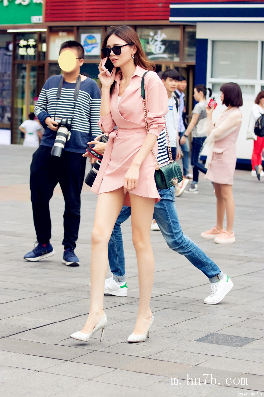 大胸mm时尚街拍美女图集