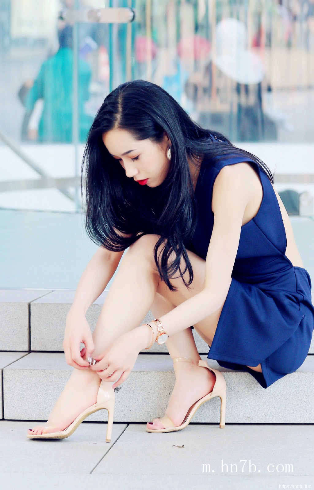 大胸mm时尚街拍美女图集