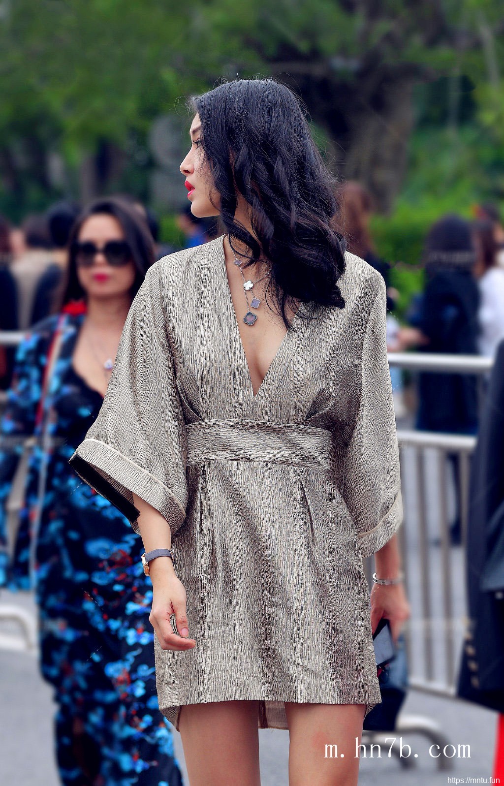 大胸mm时尚街拍美女图集