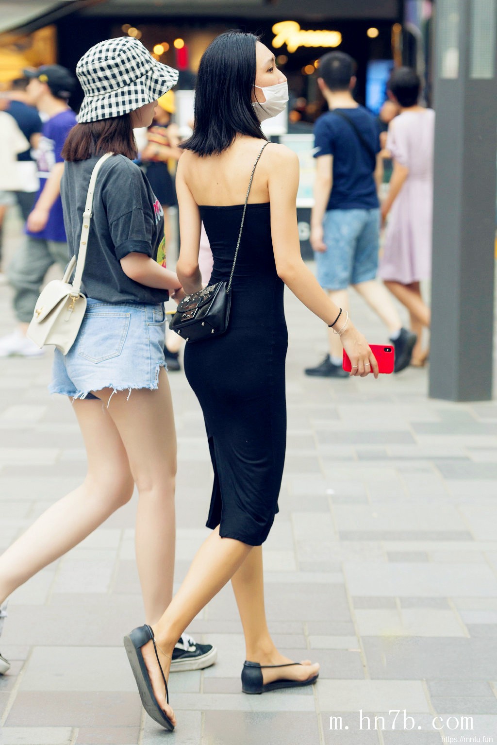 大胸mm时尚街拍美女图集