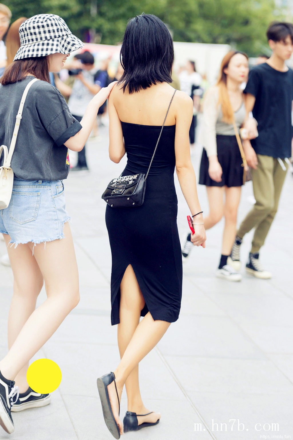 大胸mm时尚街拍美女图集