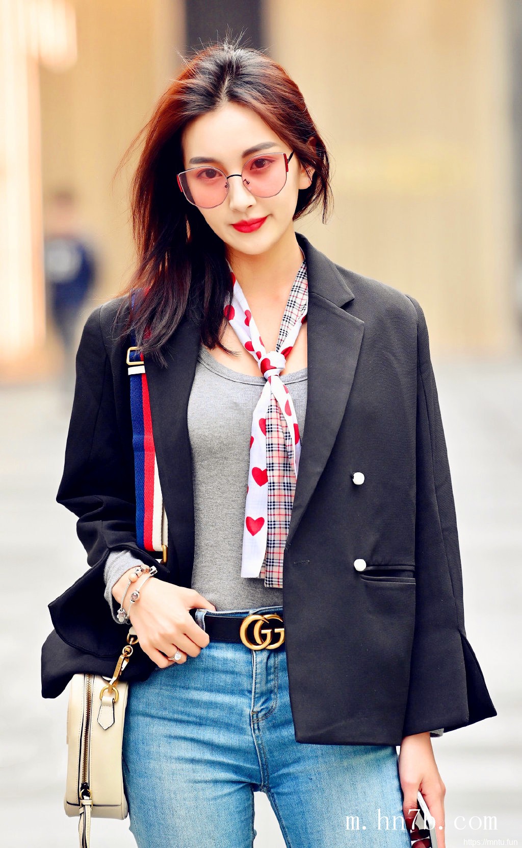 大胸mm时尚街拍美女图集