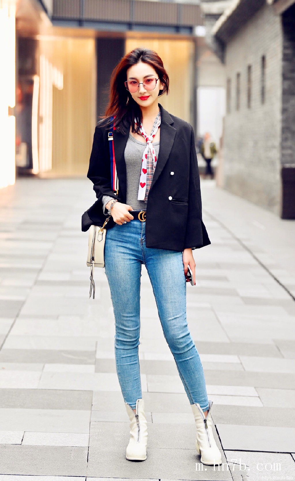 大胸mm时尚街拍美女图集