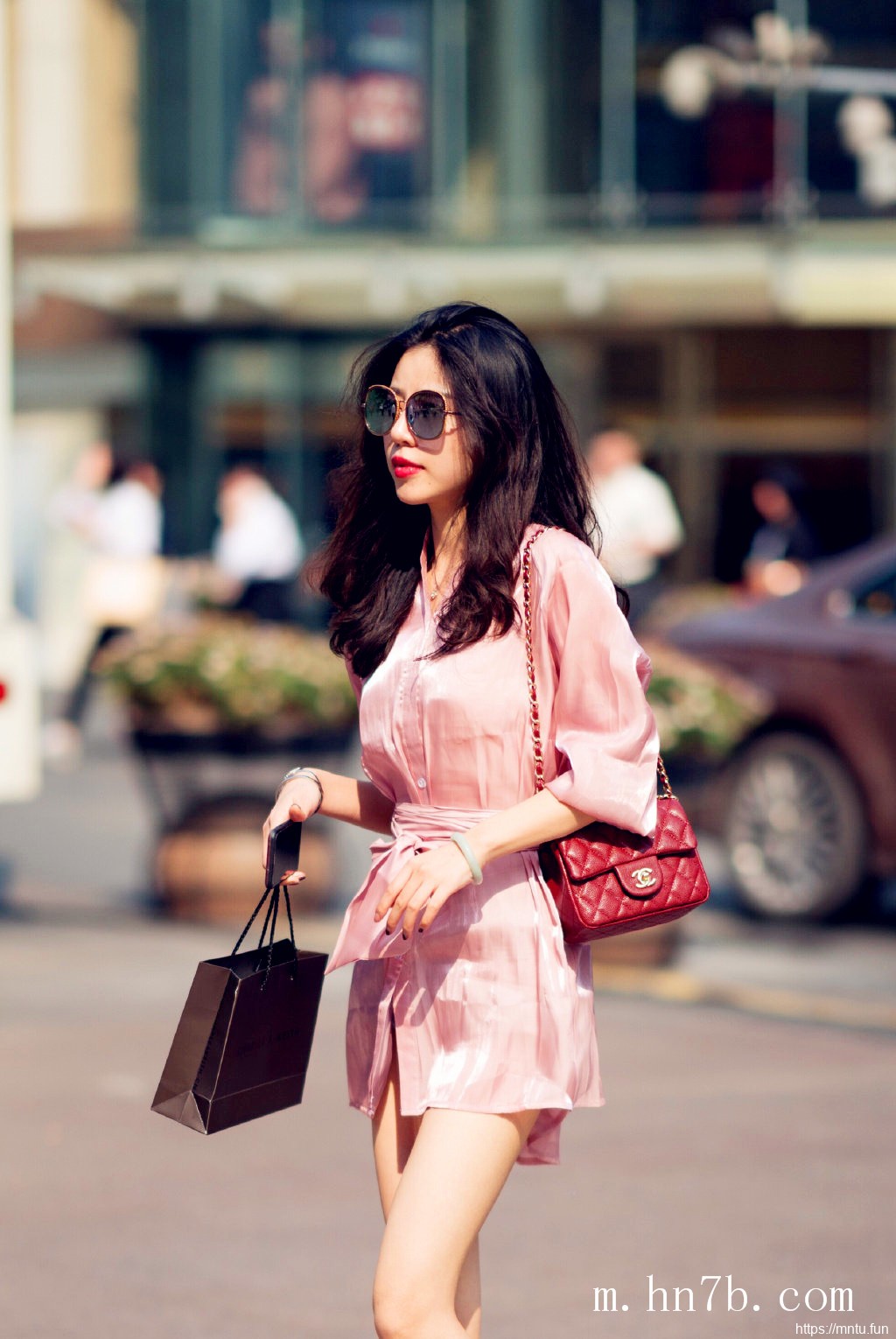 大胸mm时尚街拍美女图集