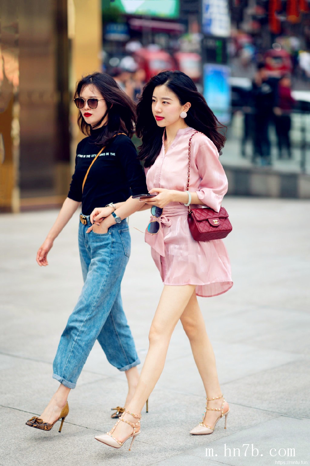 大胸mm时尚街拍美女图集