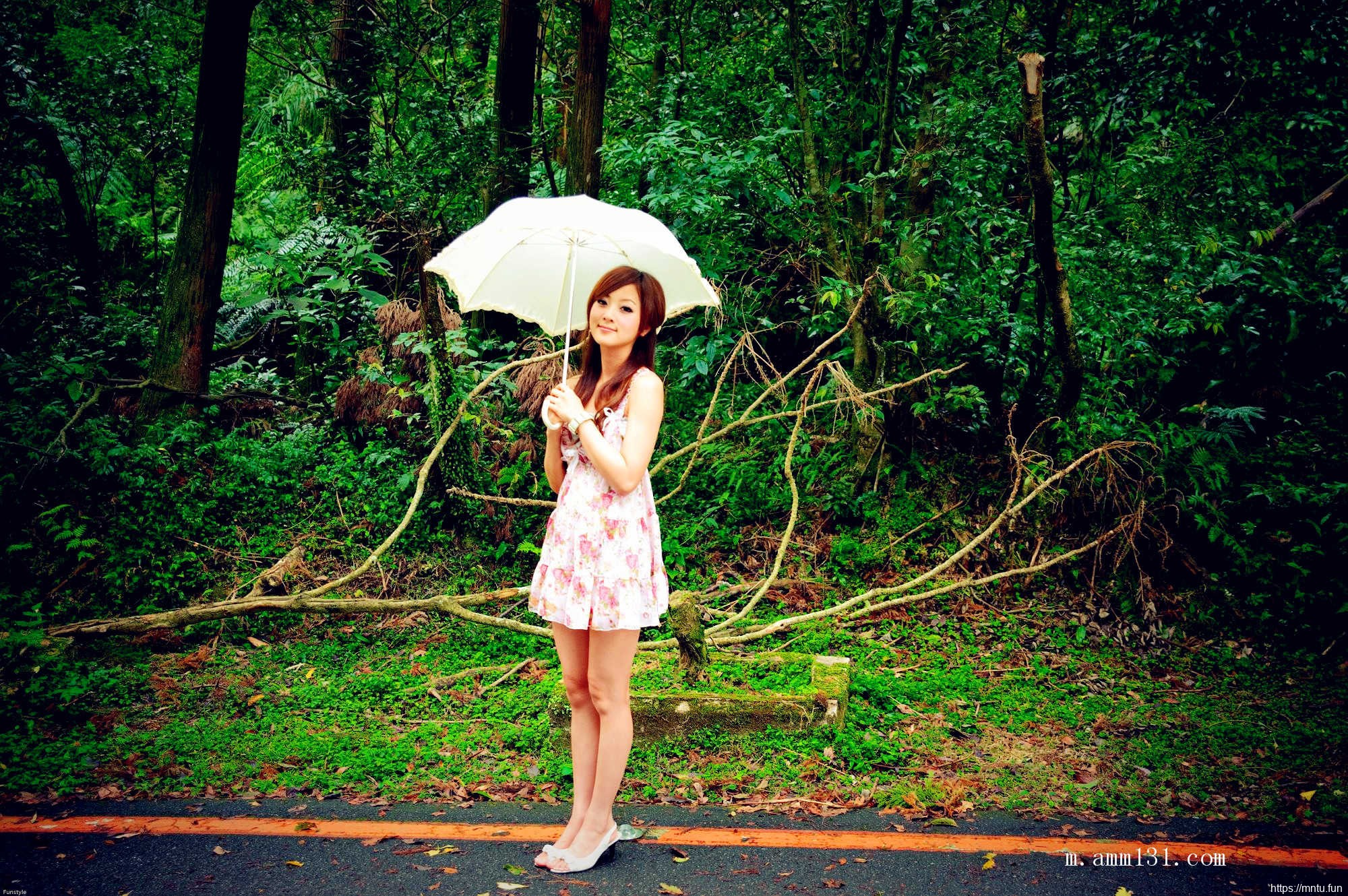 树林里的丰满艺术人体张允霏图片演绎乳房之美