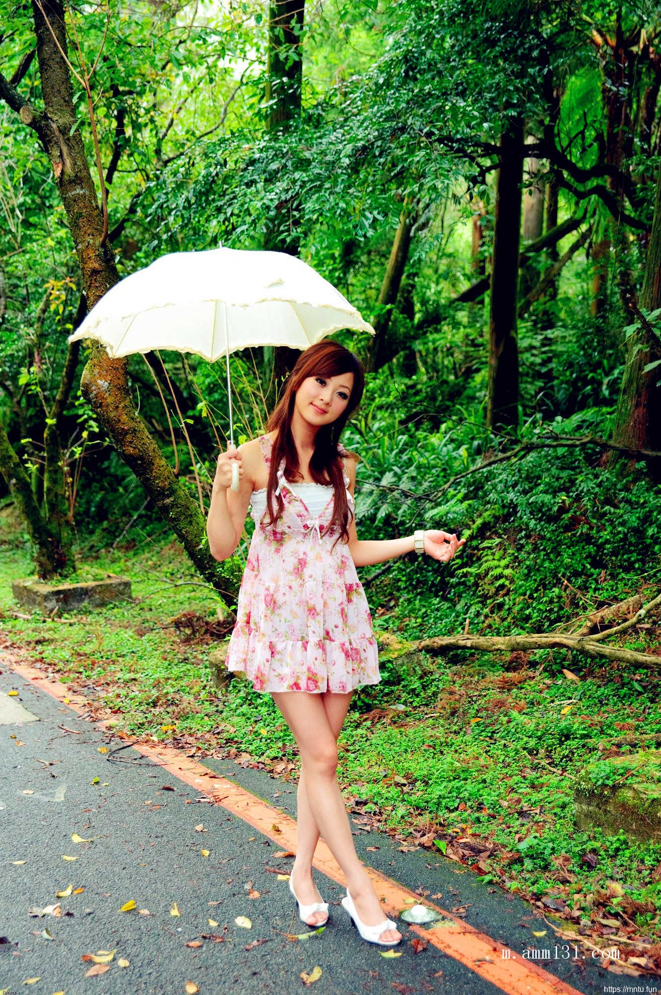 树林里的丰满艺术人体张允霏图片演绎乳房之美