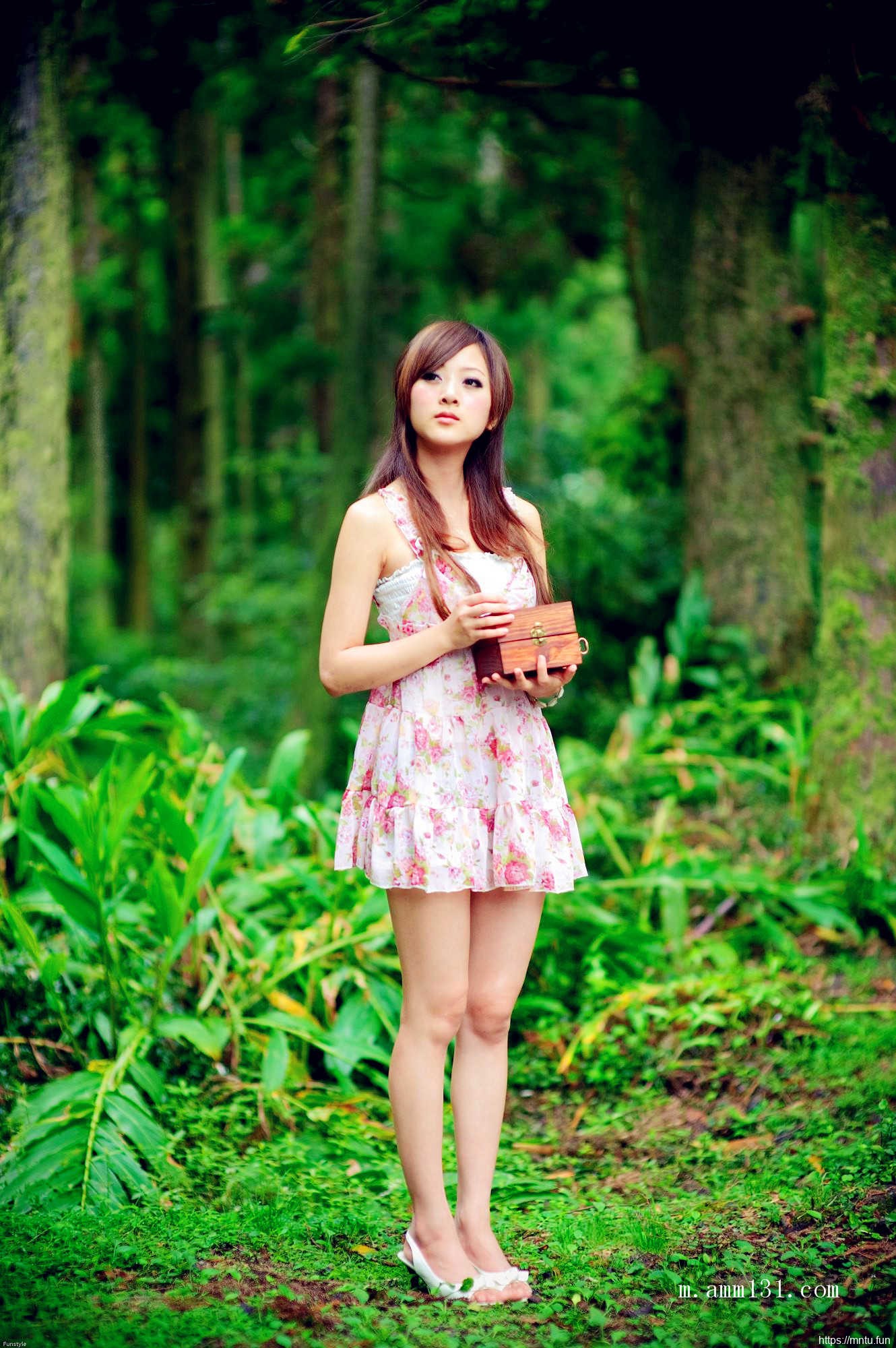 树林里的丰满艺术人体张允霏图片演绎乳房之美